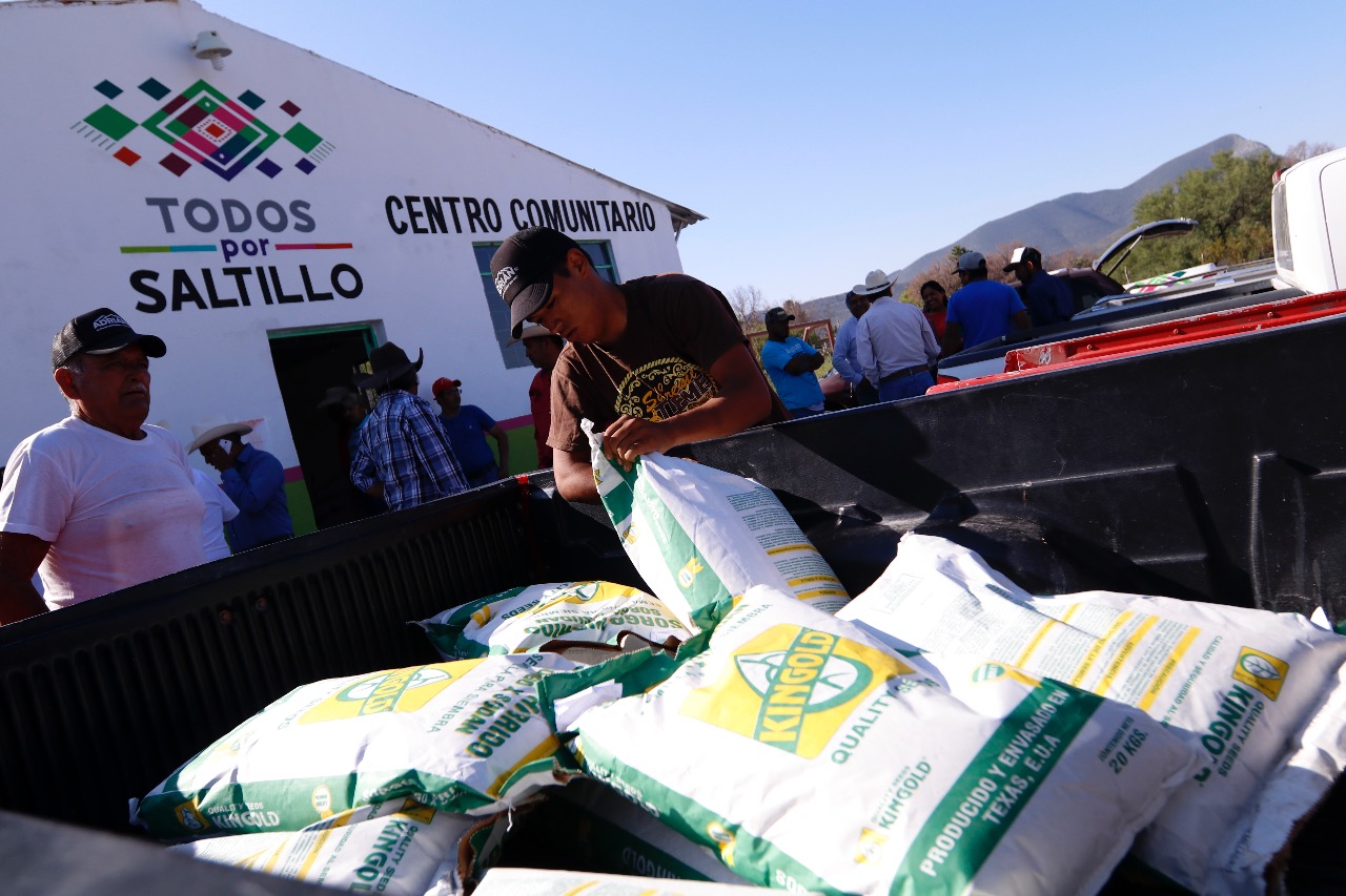 Lee más sobre el artículo Subsidia Gobierno Municipal semilla a campesinos de los ejidos de Saltillo