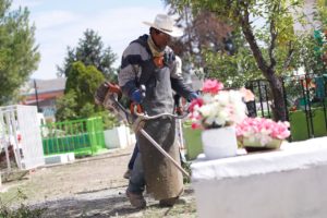 Lee más sobre el artículo Realizan limpieza y mantenimiento en cementerios de la ciudad