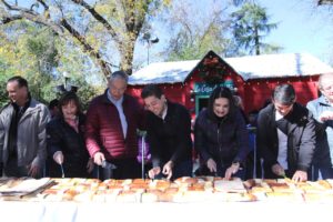 Lee más sobre el artículo Disfrutan saltillenses de la Rosca de Reyes en la Alameda Mágica